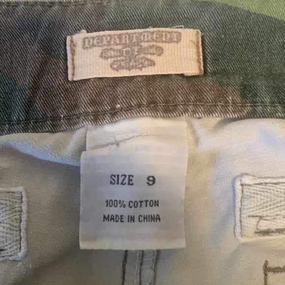 Ladies size 9 juniors Camouflage shorts just above the knee length - Picture 9 of 11